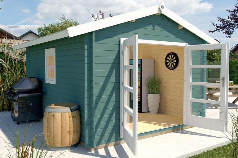 Căsuță de grădină cu uși deschise, grătar și decor în exterior