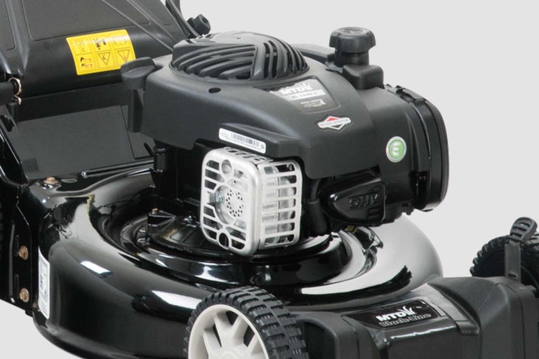 Imagine detaliată cu o mașină de tuns iarba cu motor