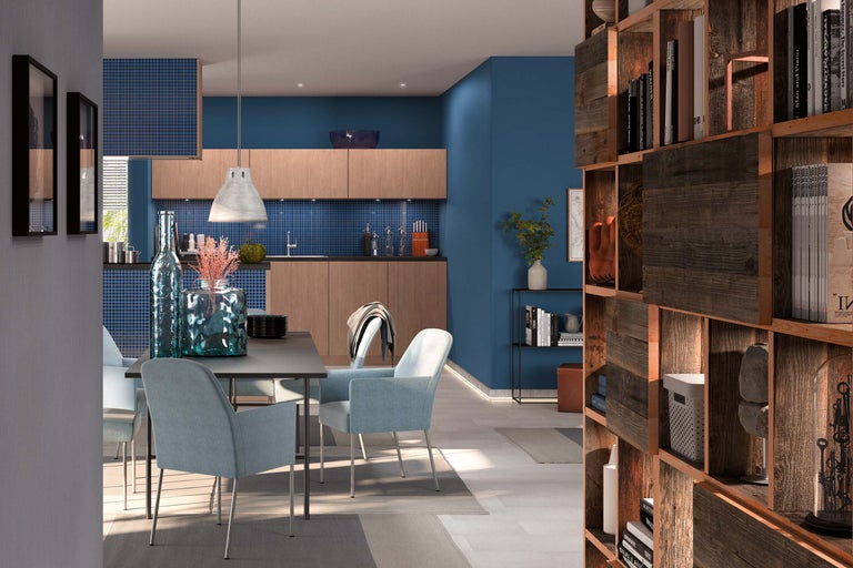 Sufragerie luminoasă cu masă de sufragerie, scaune, chicinetă și bibliotecă