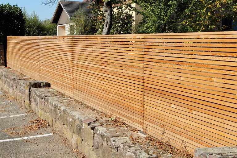 Gard din lemn cu lamele orizontale și zid de piatră