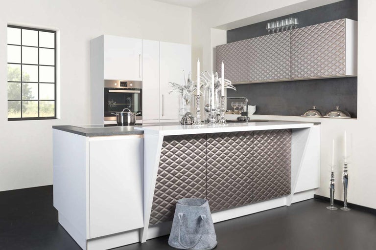 Bucătărie luminoasă cu insulă de bucătărie, cuptor încorporat și suprafețe texturate