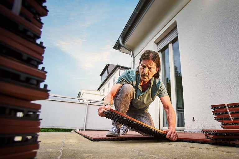 Montarea plăcilor de ardezie pe un pat de pietriș