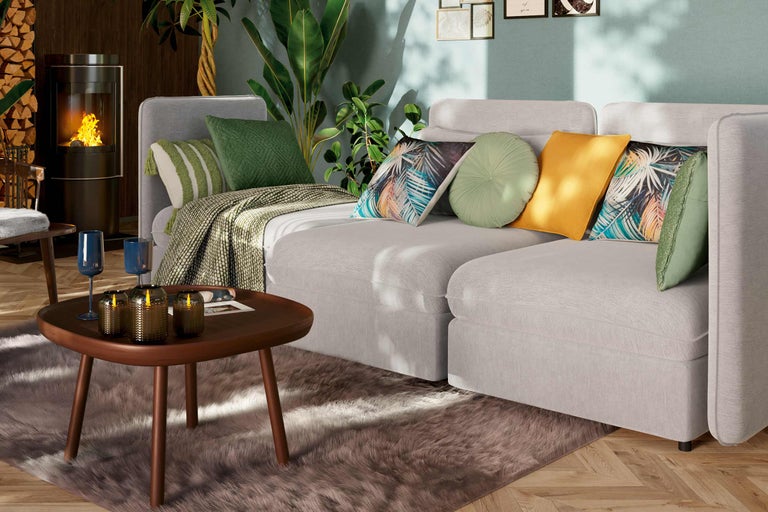 Living cu canapea, măsuță de cafea, șemineu și plante de interior pentru o atmosferă confortabilă