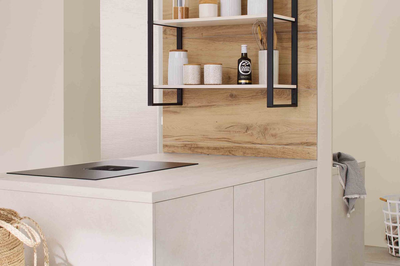 Scenă de bucătărie cu plită, blat și raft cu ustensile de bucătărie