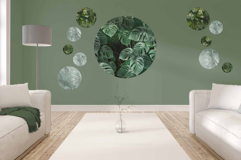 Living cu canapele, lampadar și decorațiuni de perete cu motive vegetale