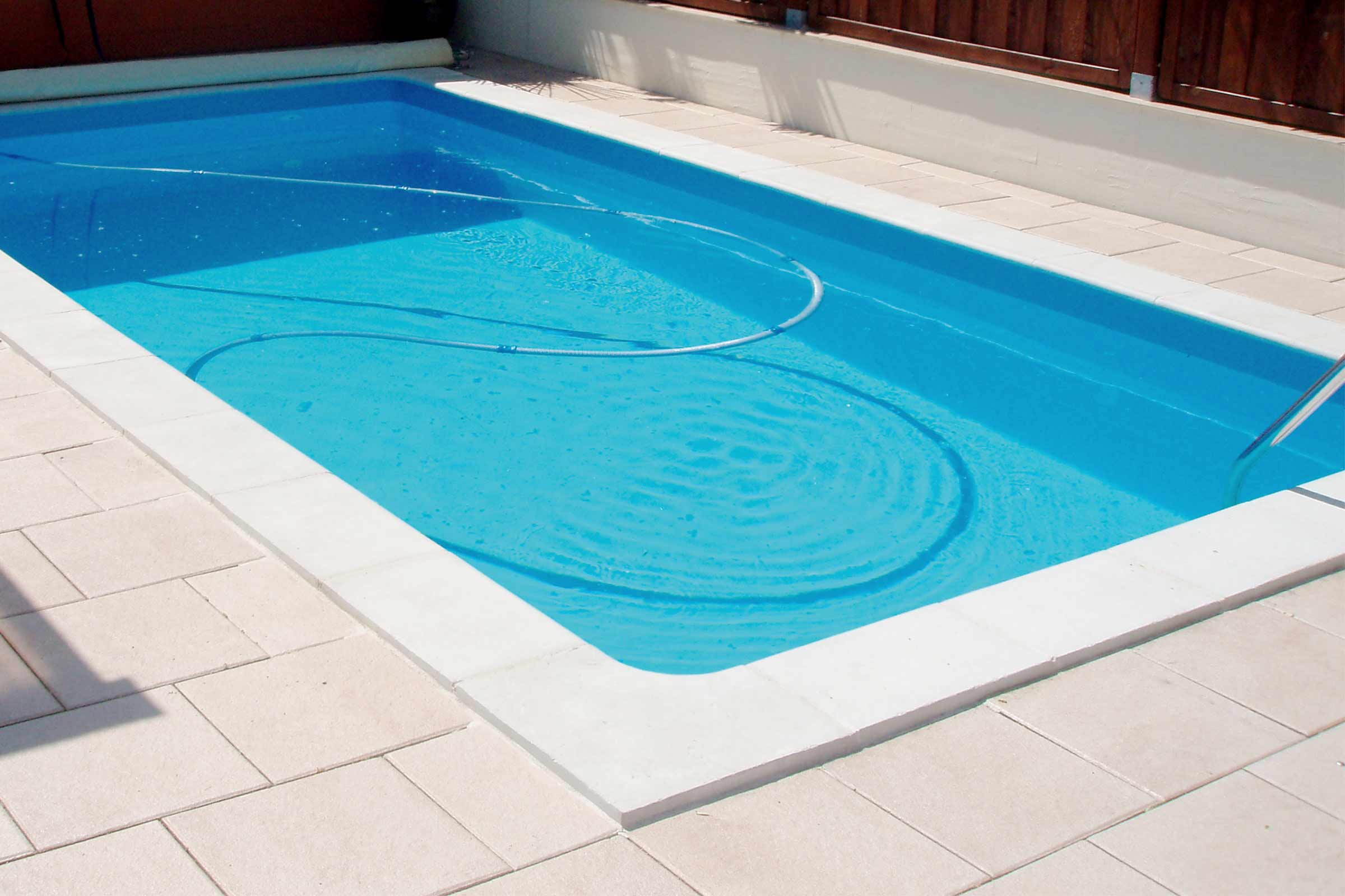 Piscină dreptunghiulară cu furtun de curățare a piscinei în aer liber
