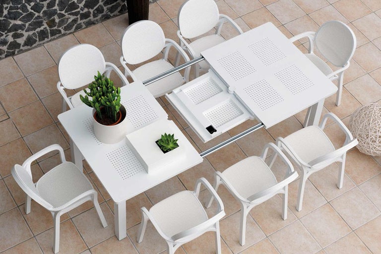 Set de mobilier de grădină cu masă extensibilă și opt scaune pe o terasă