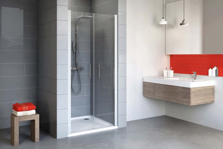 Baie modernă cu cabină de duș, chiuvetă și prosoape