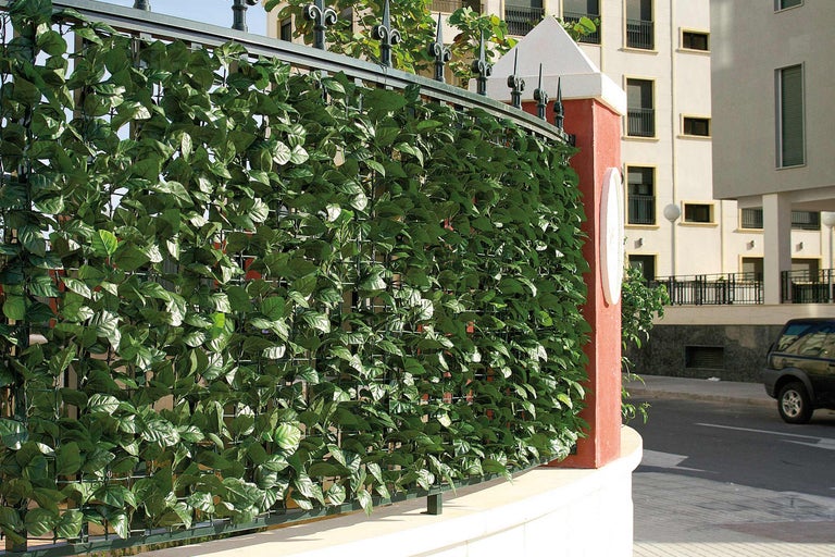 Gard cu frunze artificiale de iederă ca paravan de intimitate