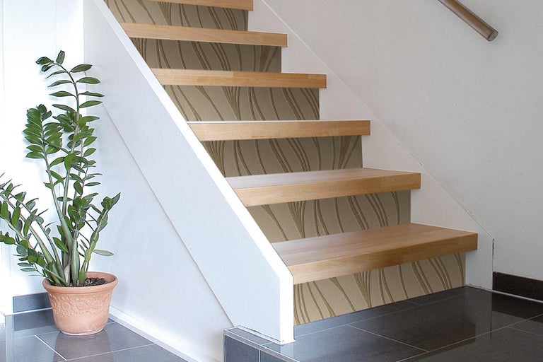 Scară din lemn cu tapet și plantă de apartament