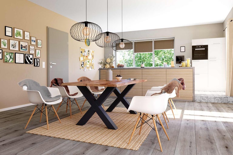 Sufragerie cu masă din lemn, scaune de design și lămpi suspendate