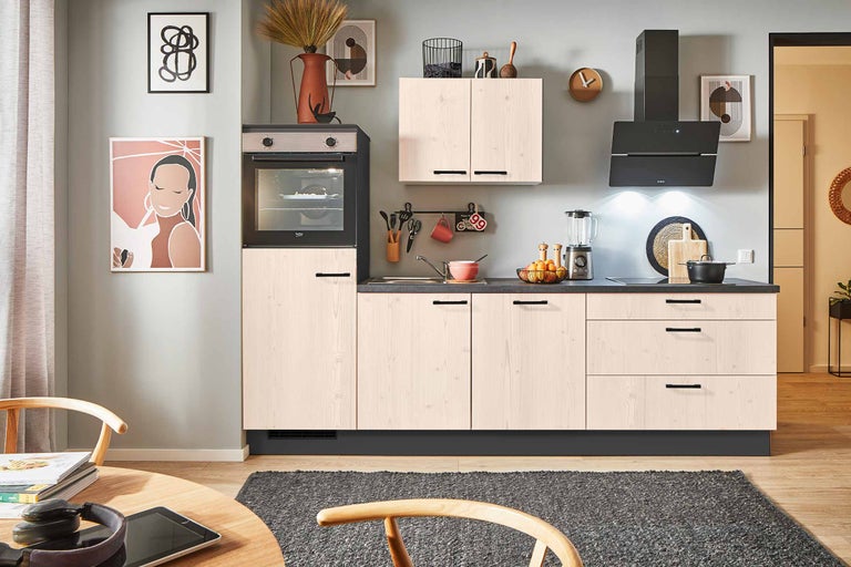 Bucătărie modernă cu cuptor încorporabil, hotă de aragaz și fronturi deschise din lemn