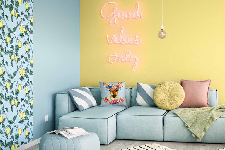 Living luminos cu canapea de colț turcoaz, perne, inscripție cu neon și tapet cu lămâi