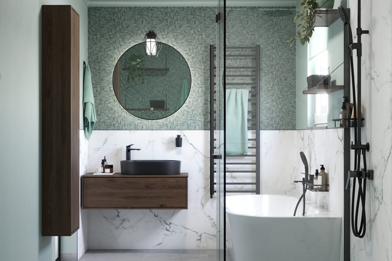 Baie modernă cu lavoar, oglindă, uscător de prosoape și cadă.