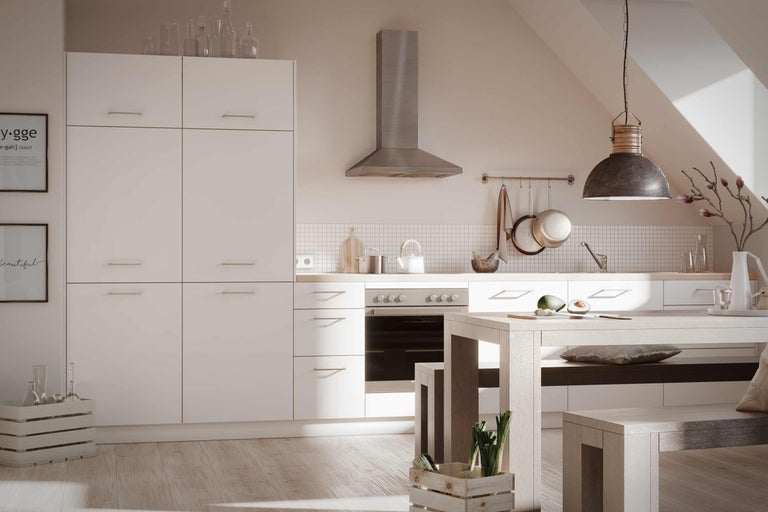 Bucătărie luminoasă cu masă de sufragerie și aparate de bucătărie