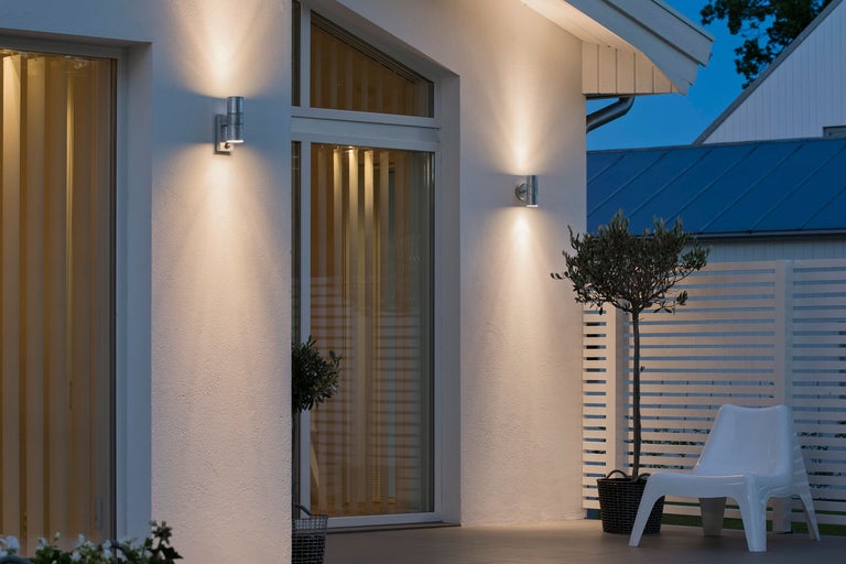 Perete de casă cu două lumini de exterior, fereastră și decorațiuni