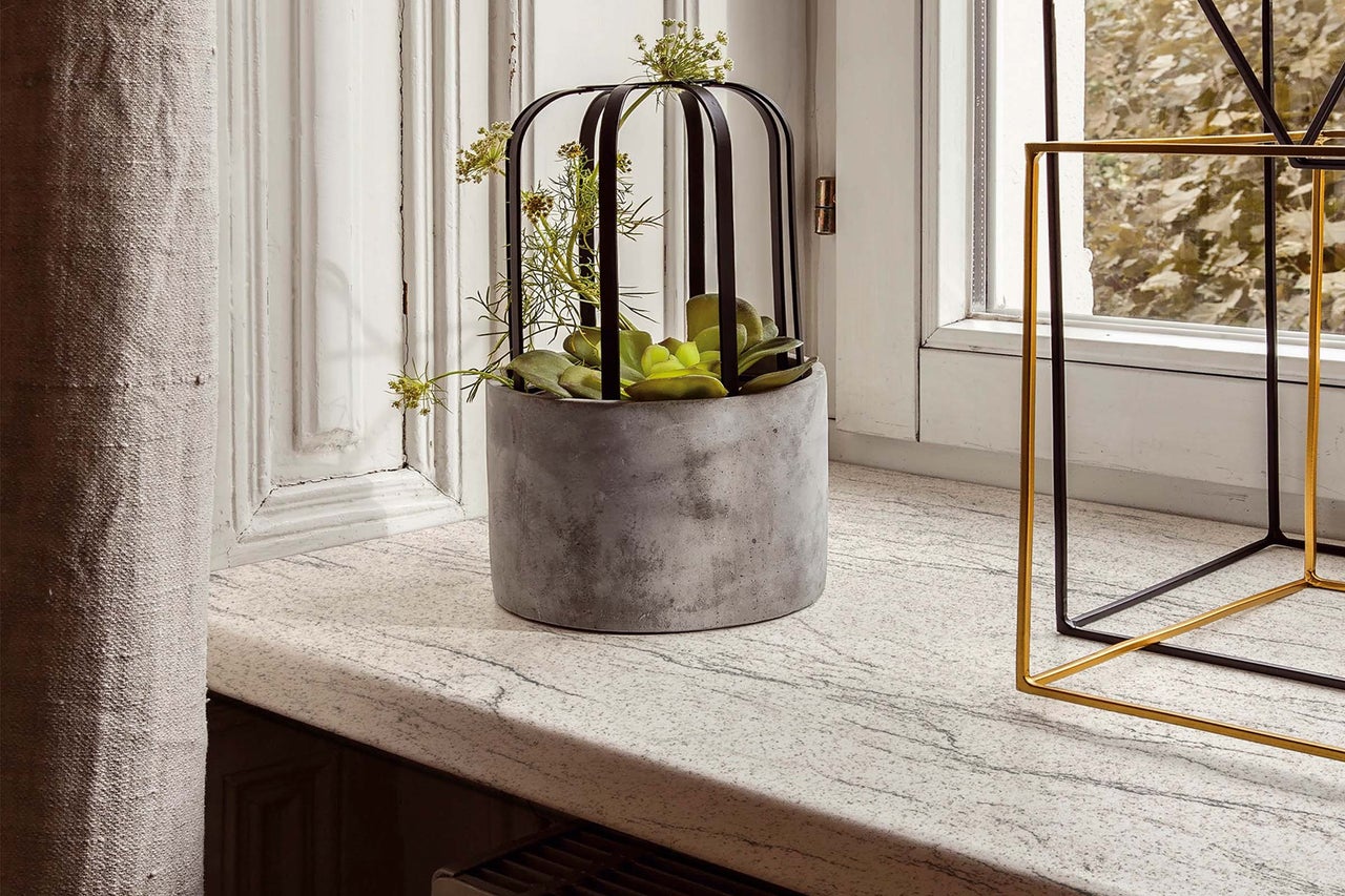 Aranjament decorativ de plante în ghiveci de beton cu cușcă
