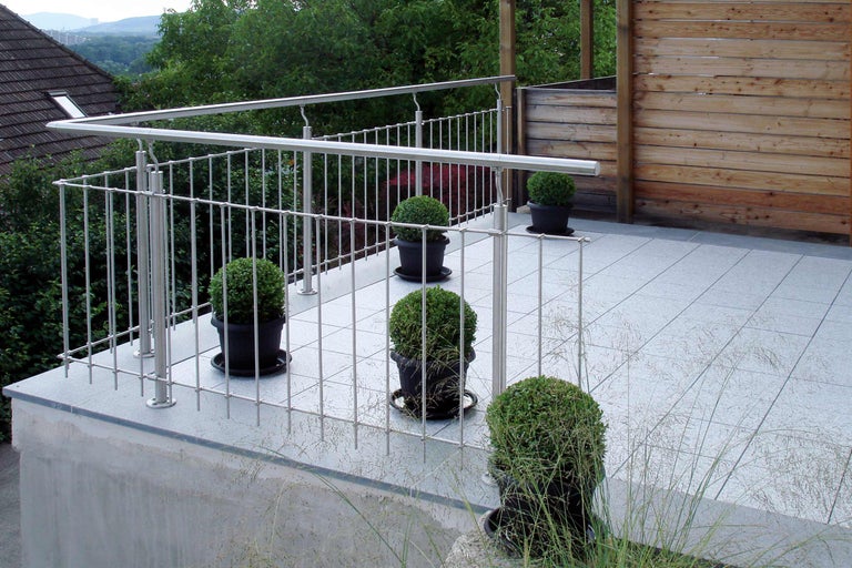 Balcon cu balustradă din oțel inoxidabil, podea cu gresie și plante în ghivece