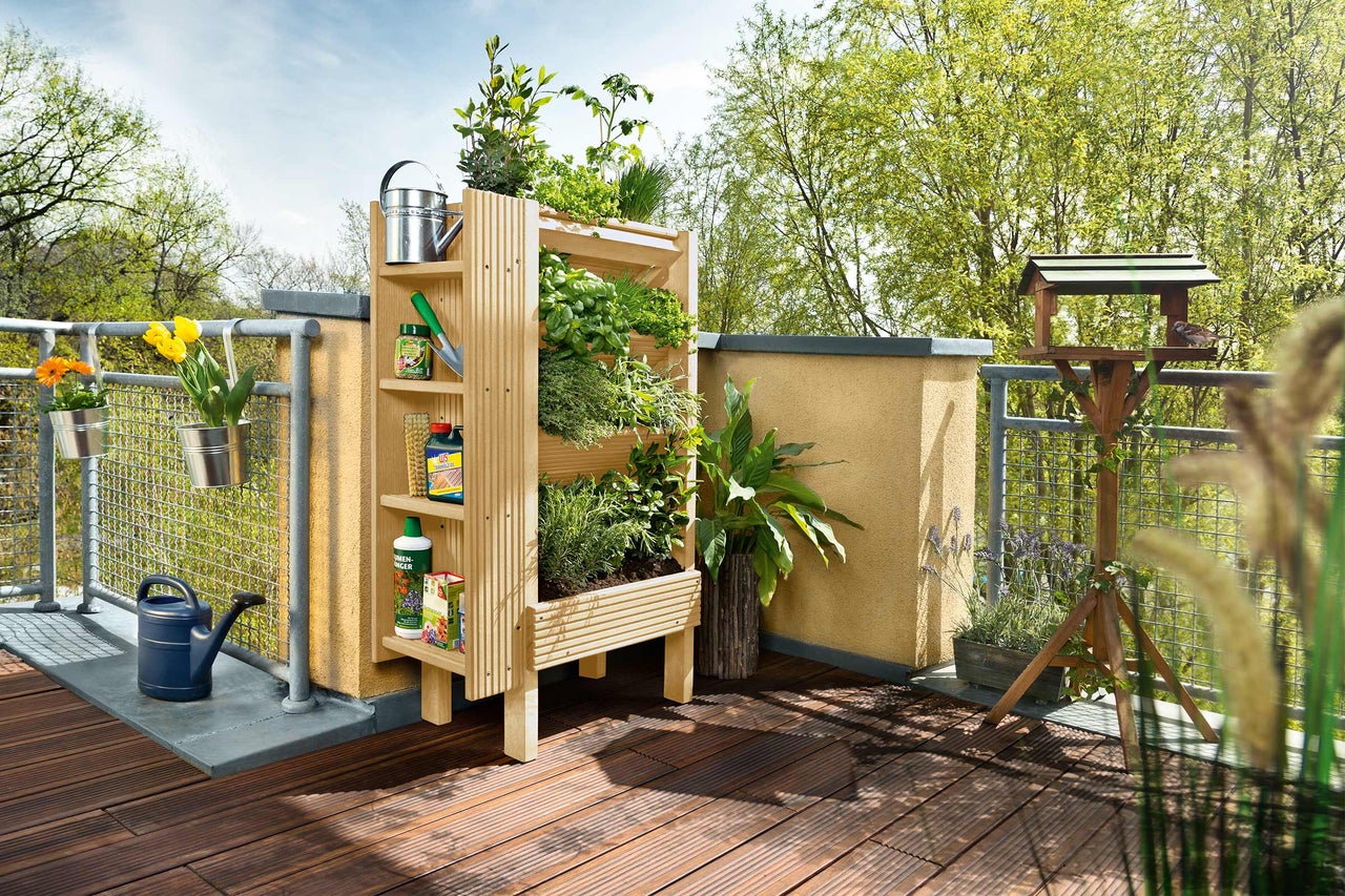 Balcon cu jardinieră înaltă, căsuță pentru păsări, jardiniere și stropitoare
