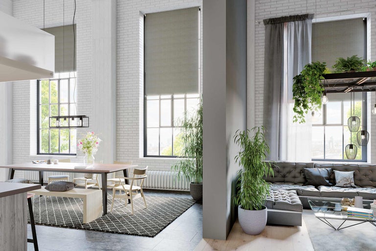 Living luminos cu masă, canapea și jaluzele pentru intimitate.