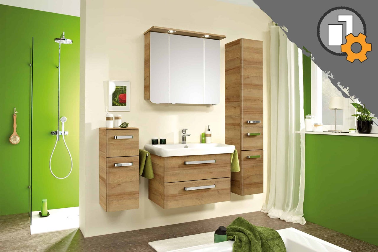 Baie cu lavoar, dulap cu oglindă și dulap înalt cu aspect de lemn