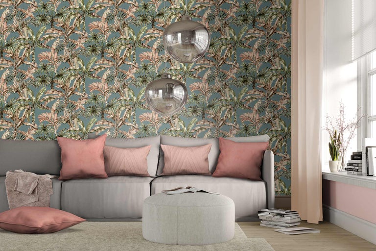 Cameră de zi cu canapea, taburet, perne, lămpi și tapet cu model de palmieri