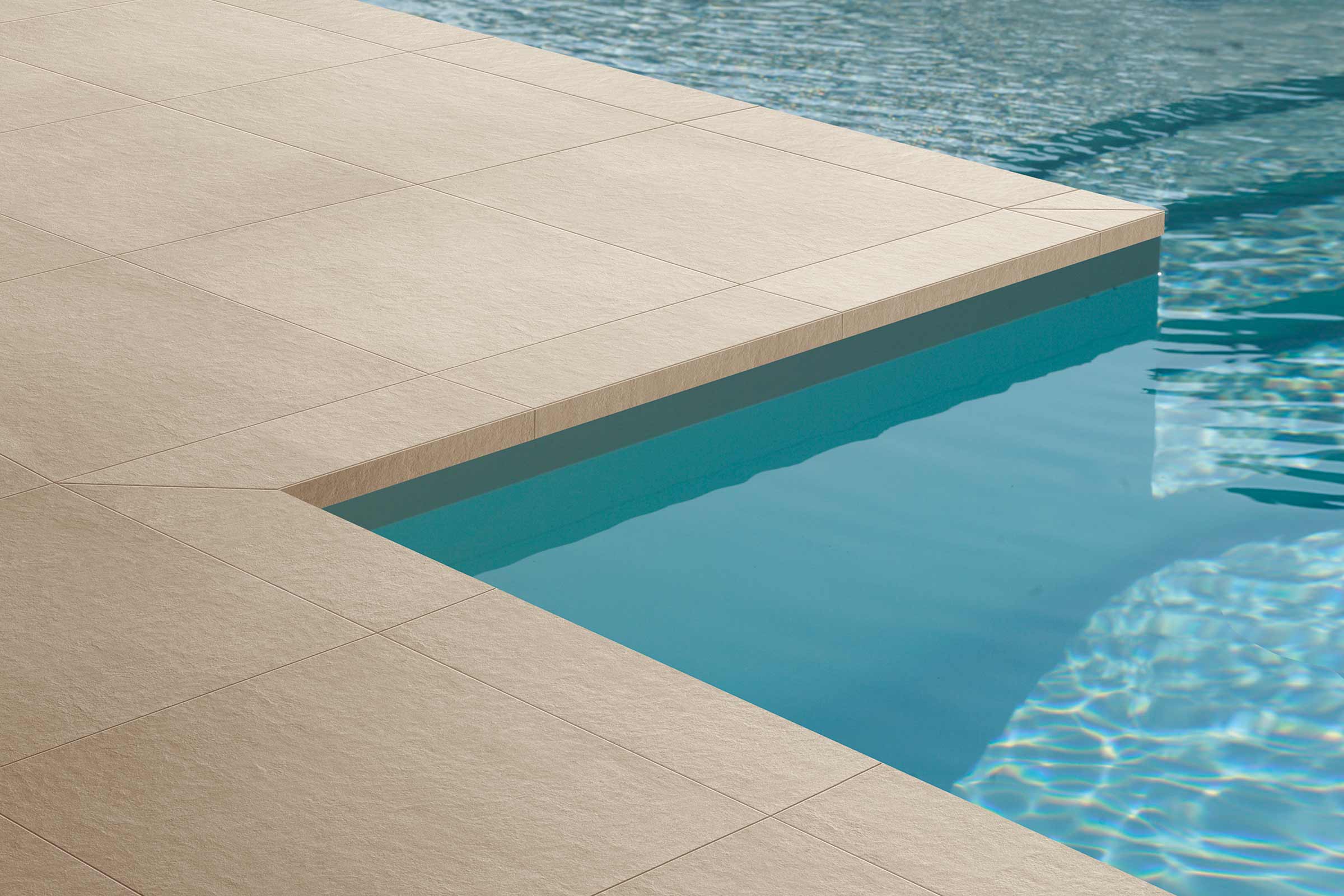 Prim-plan cu gresie la marginea piscinei