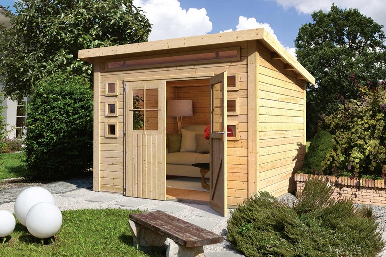 Casă de grădină din lemn cu uși și ferestre deschise