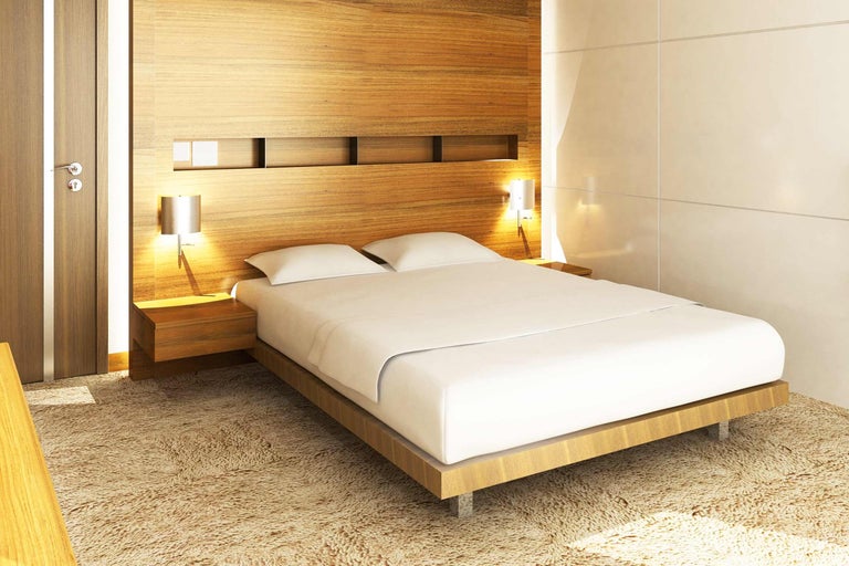 Dormitor cu pat dublu, noptiere și perete din lemn