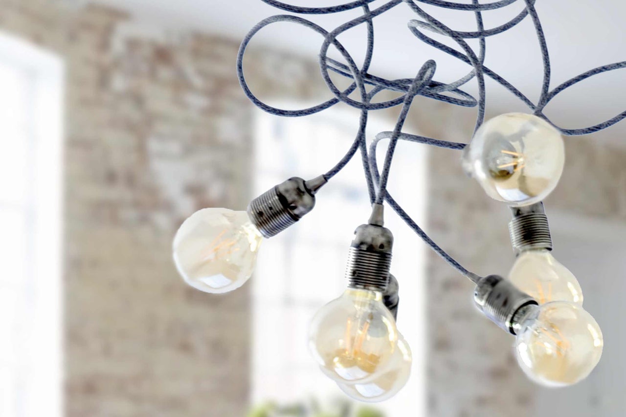Lumină suspendată decorativă cu mai multe becuri și cabluri textile într-un interior