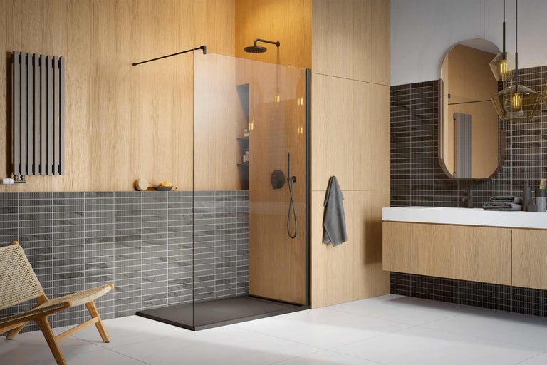 Baie cu duș, chiuvetă și calorifer