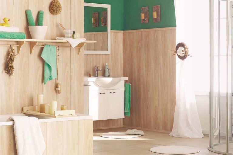 Baie luminoasă cu lavoar, oglindă și panouri din lemn