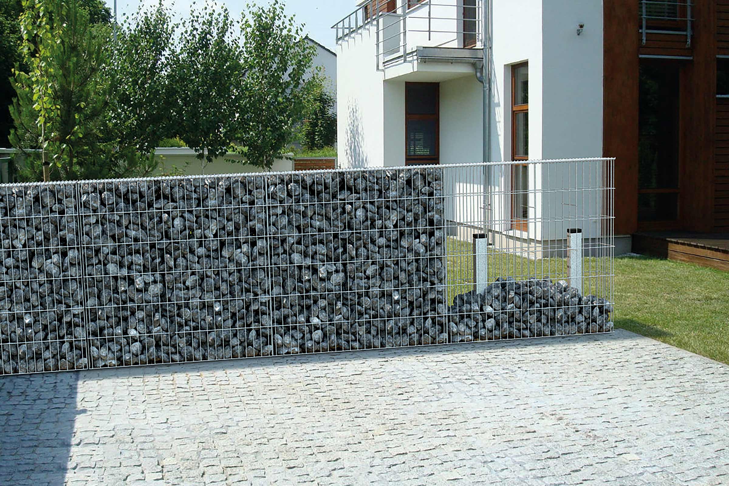 Zid de gabion umplut cu pietre într-o zonă de grădină