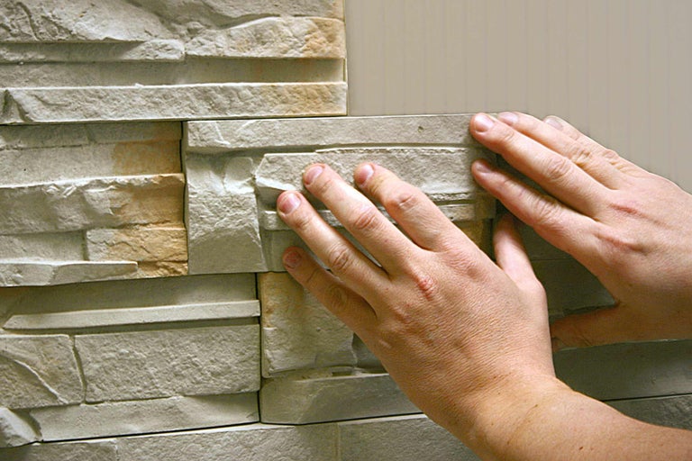 Instalare de pietre decorative în interior.