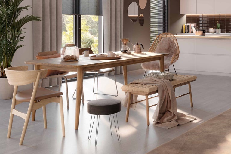 Set de masă cu masă din lemn, scaune, bancă și taburet într-o sufragerie luminoasă și primitoare.