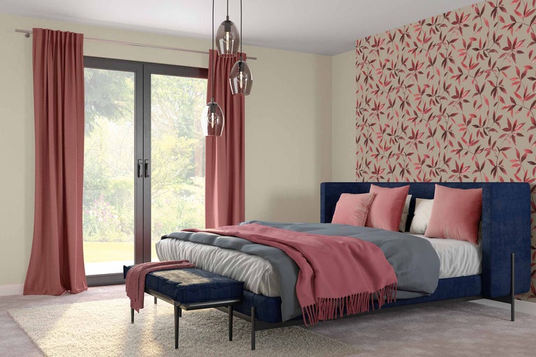 Dormitor cu pat, perdele și tapet floral