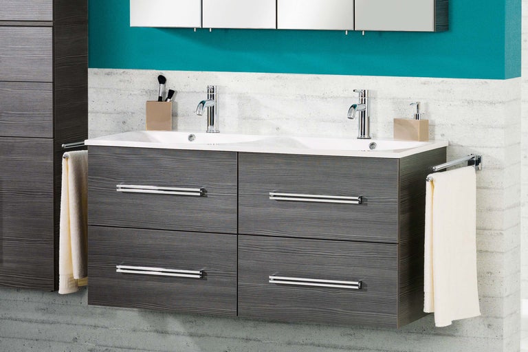 Baie modernă cu chiuvetă dublă, dulapuri din lemn gri și suporturi pentru prosoape