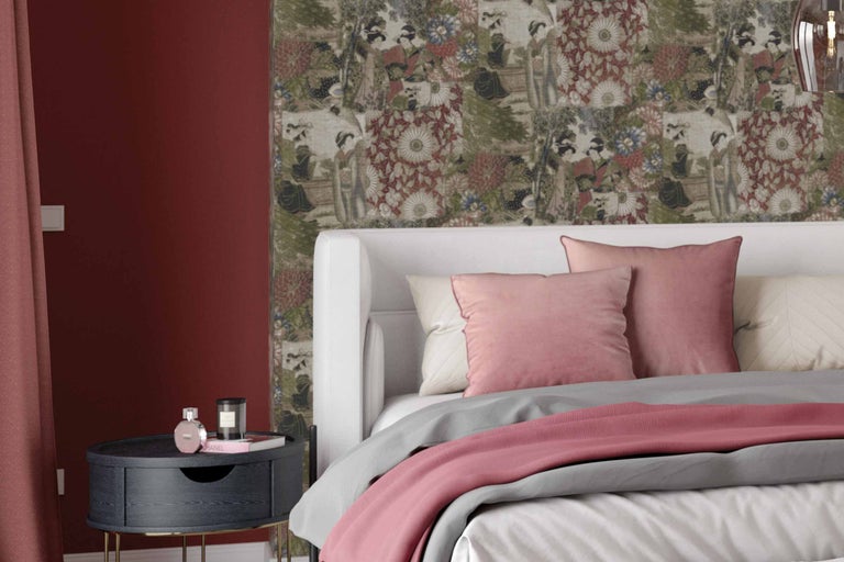 Dormitor cu pat, noptieră și tapet cu model