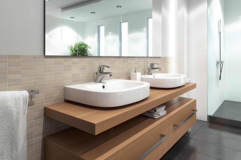 Baie cu chiuvetă dublă, oglindă și faianță