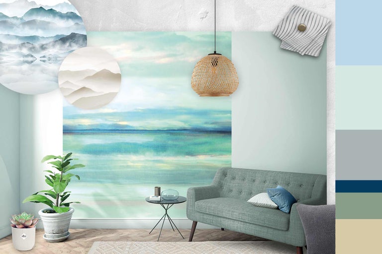 Living luminos cu canapea, masă, plante de interior, decorațiuni de perete și mostre de culoare