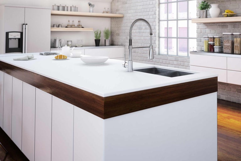 Insulă de bucătărie cu chiuvetă și robinet într-un mediu de bucătărie modern