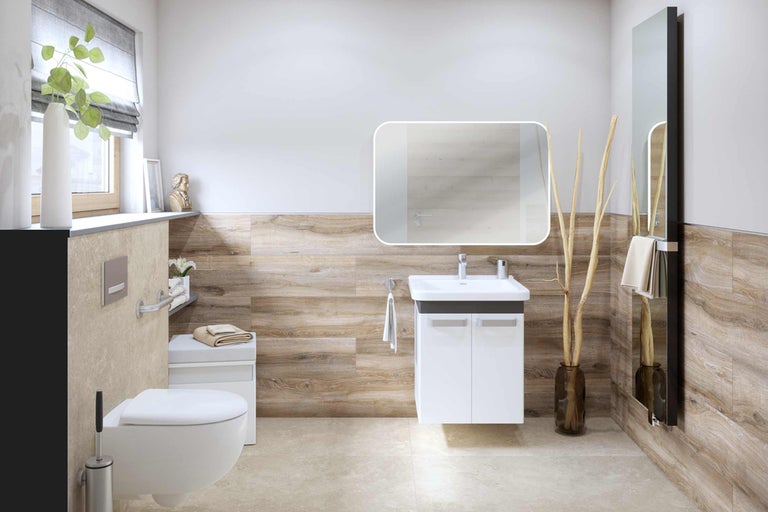 Baie luminoasă cu lavoar, oglindă, toaletă și gresie cu aspect de lemn pentru o ambianță prietenoasă.