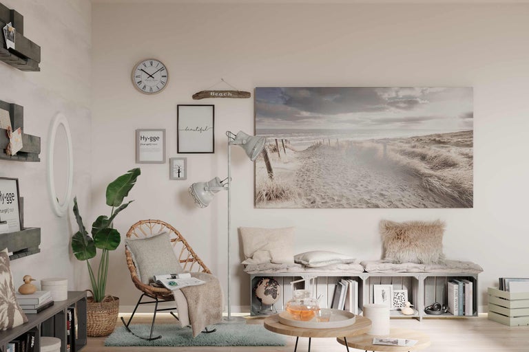 Cameră de zi cu fotoliu din ratan, lampadar, ceas de perete și decorațiuni