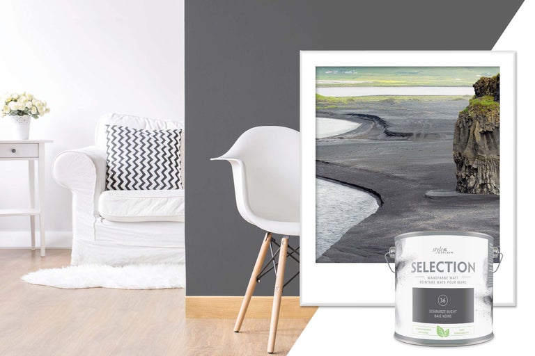 Living cu perete gri, fotoliu, scaun, tablou înrămat și cutie de vopsea de perete Style Color Selection negru
