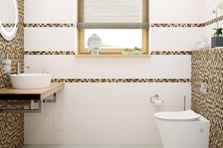 Baie cu chiuvetă, toaletă și plăci de mozaic