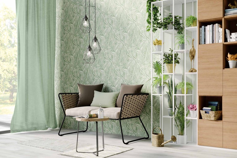 Cameră de zi cu canapea, măsuță laterală, raft și tapet cu model