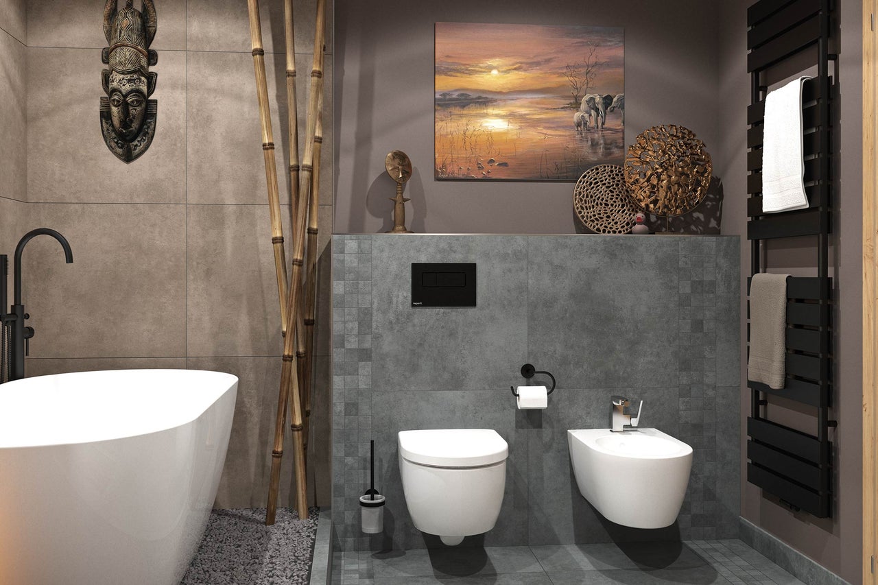 Baie modernă cu decor african, cadă de sine stătătoare, WC suspendat, bidet și radiator portprosop negru.