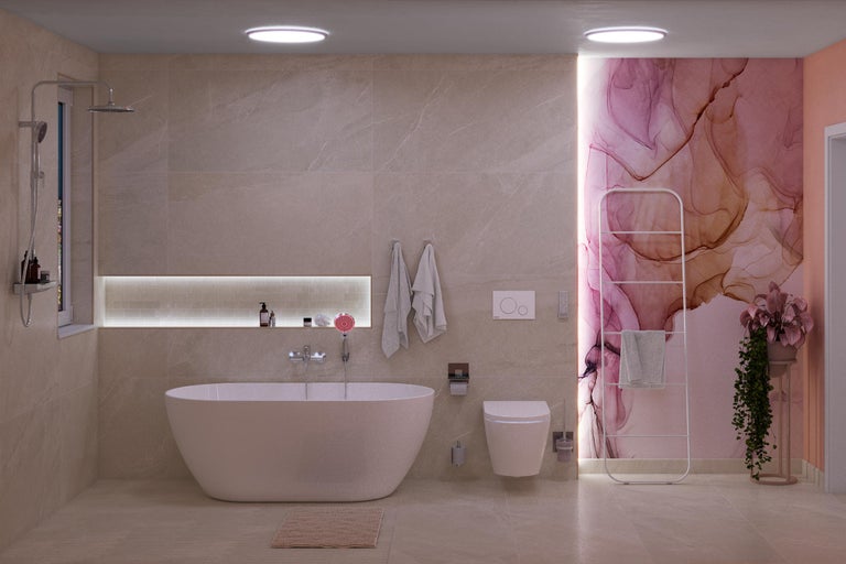 Baie modernă cu cadă independentă, toaletă și suport pentru prosoape cu încălzire