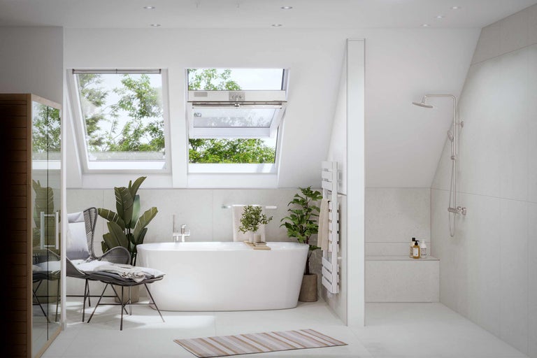 Baie luminoasă cu cadă, ferestre de mansardă și duș