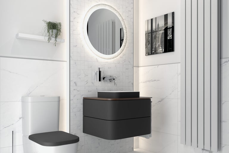 Baie modernă cu toaletă, dulap de bază pentru lavoar, oglindă și calorifer